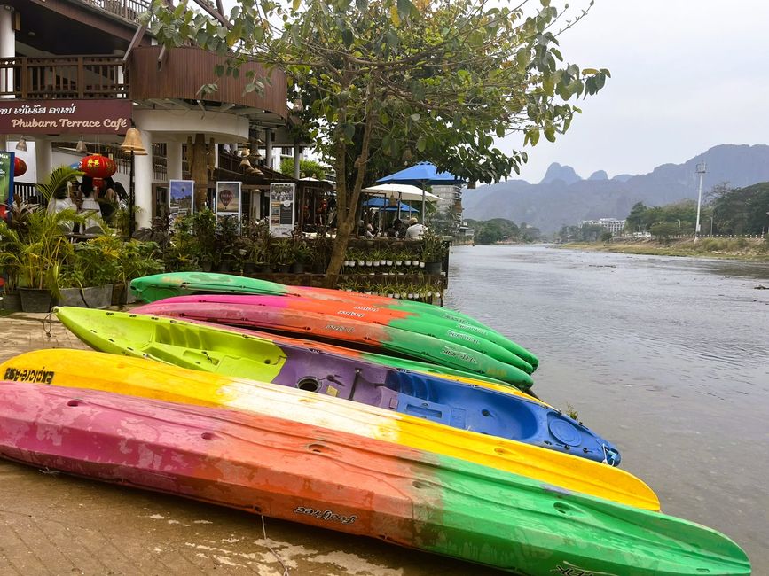 Vang Vieng, Kanus am Fluss