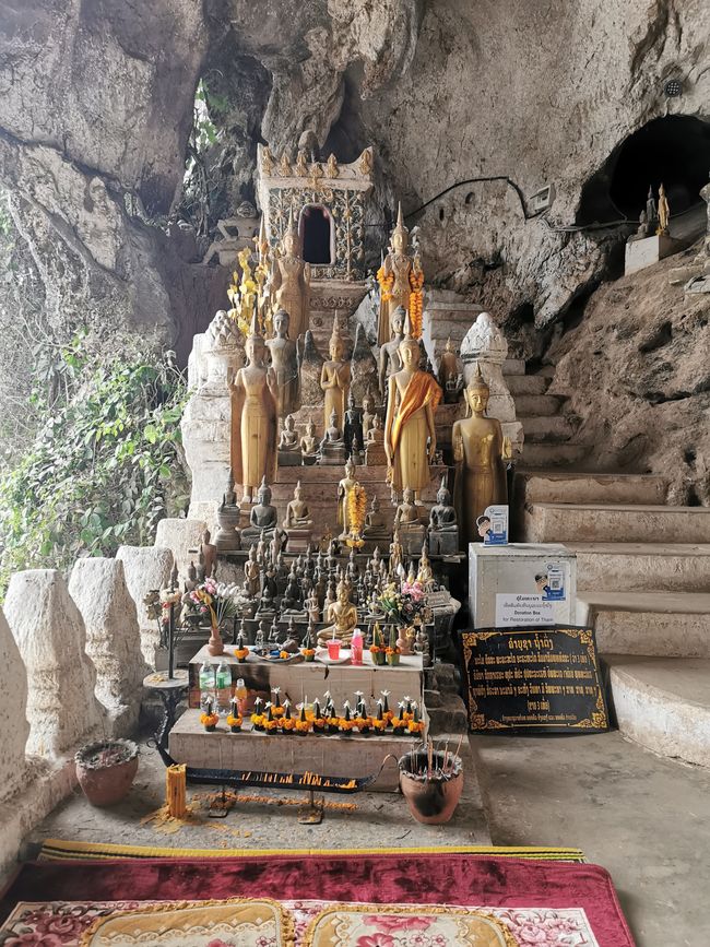 ... y aquí por todas partes las figuras de Buda ...