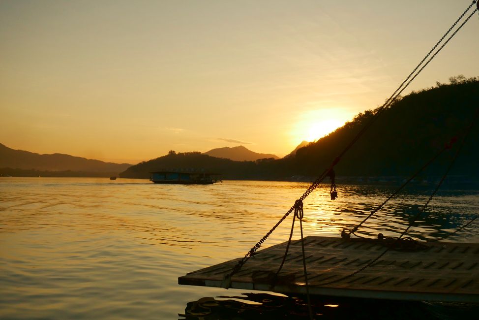 zu Sonnenuntergang auf dem Mekong