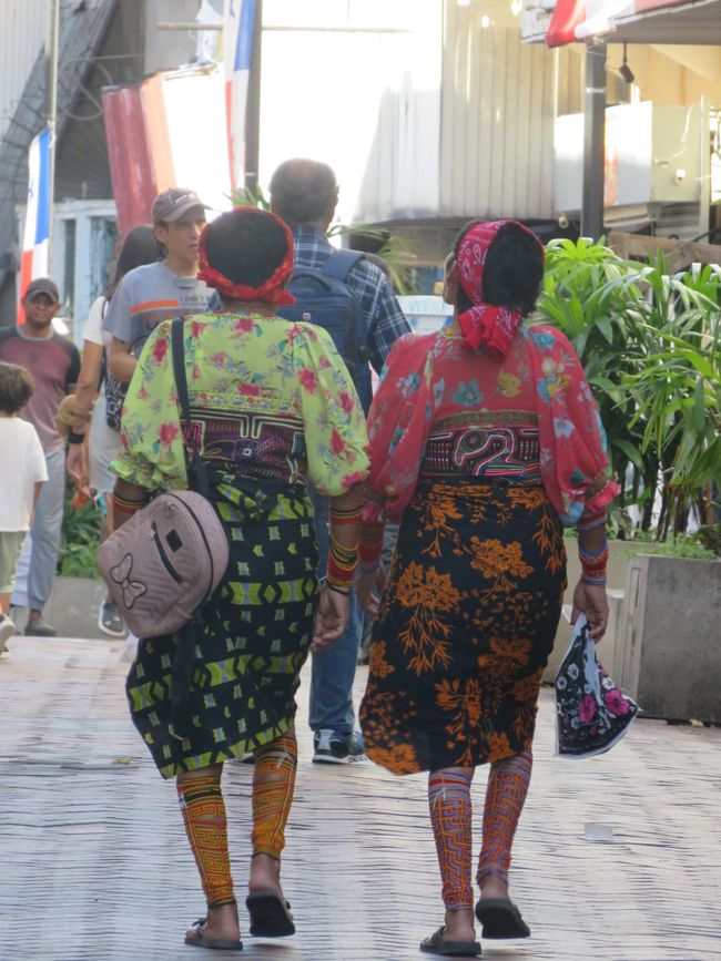 1st Nations Women in Traditional Dress