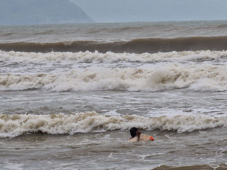 Vorüber die Flut.
Wer sah es wohl, du selig Land, 
wie dich die Welle überwand.