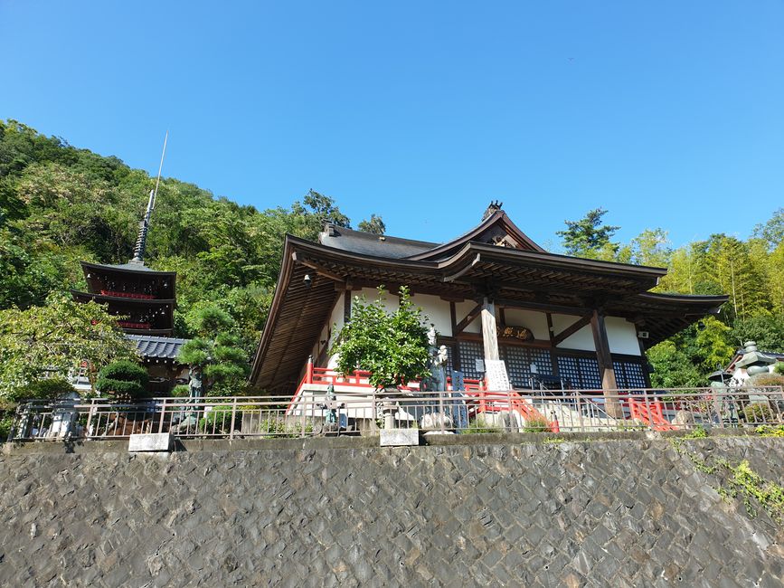 墓地旁的一个小神社