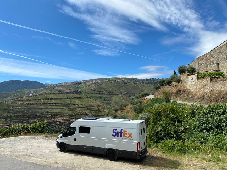 The package courier spends the night lonely in the vineyards with a view of the Douro