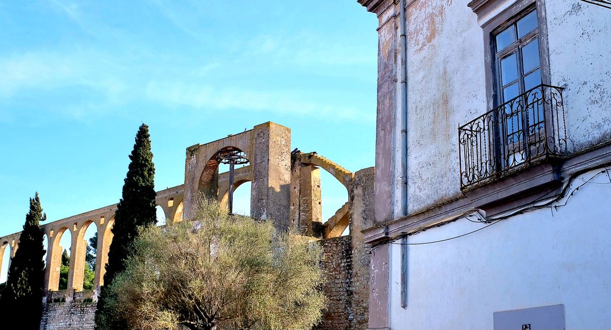 Ein römisches Aqudukt und ein Nora ( Wasserrad) am Eingag zum historischen Stadtkern