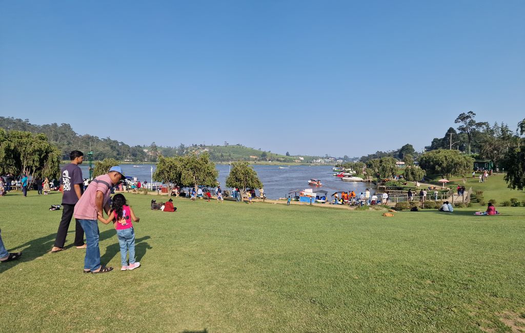 Parque de diversiones junto al lago en Nuwara Eliya