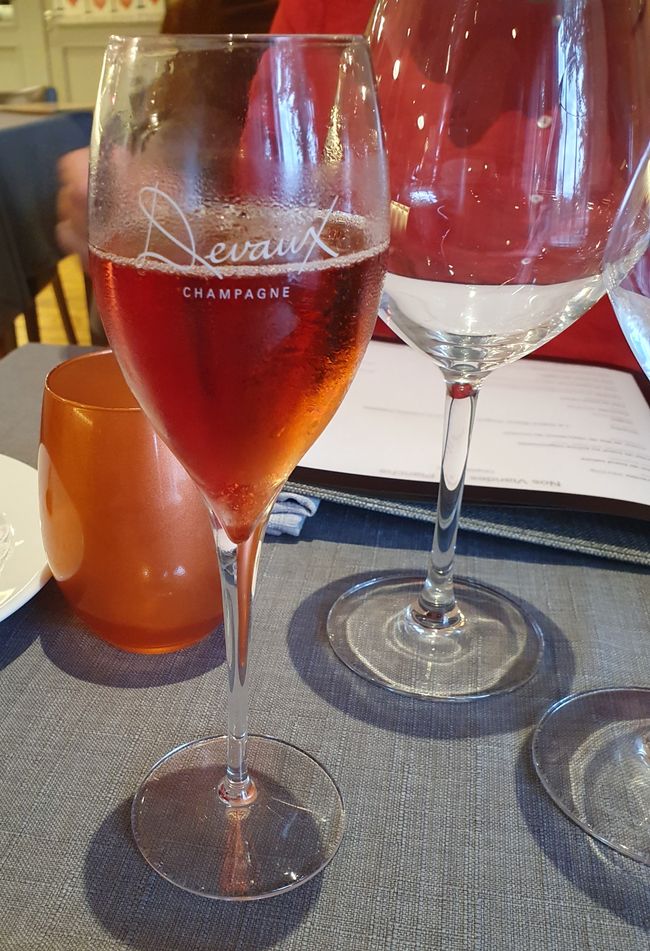 Aperitif: Here simply Champagne Cassis, not Kir Royal