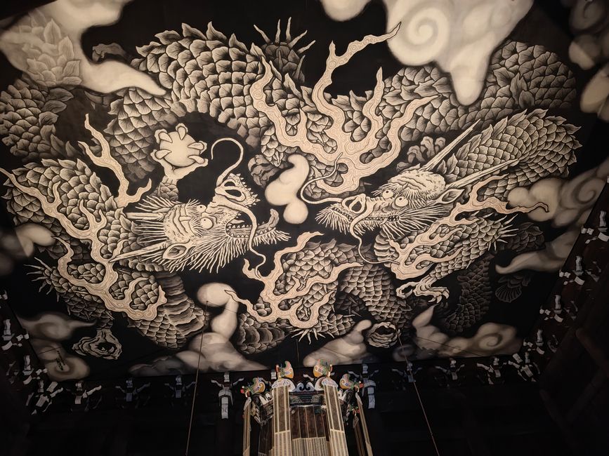 Un couvercle d'égout Pokémon en plein Kyoto.