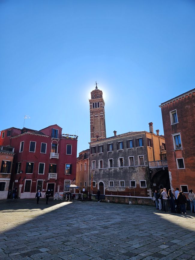 Der Turm ist tatsächlich schief 