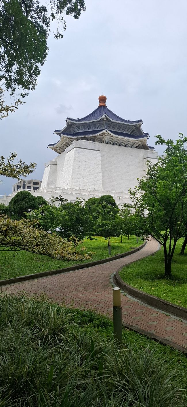 The Chiang Kai-Shek Memorial in the morning