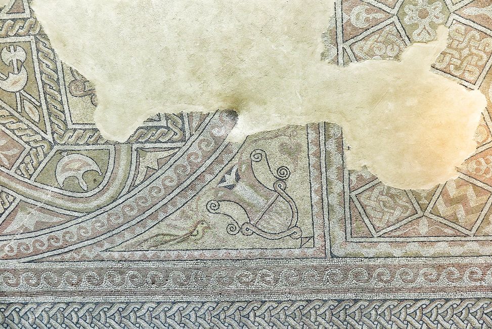 Boden-Mosaike meist floral oder ornament.