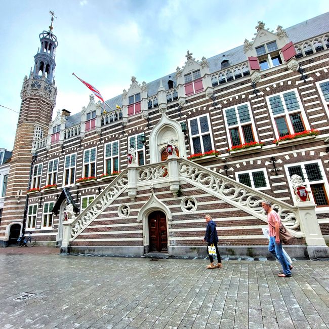Hôtel de ville d'Alkmaar Une tour octogonale, décorée de bandes horizontales en grès blanc, flanque l'ancien hôtel de ville avec sa façade gothique du début du 16ème siècle.