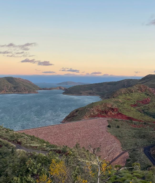 Represa en el Lake Argyle poco después del atardecer