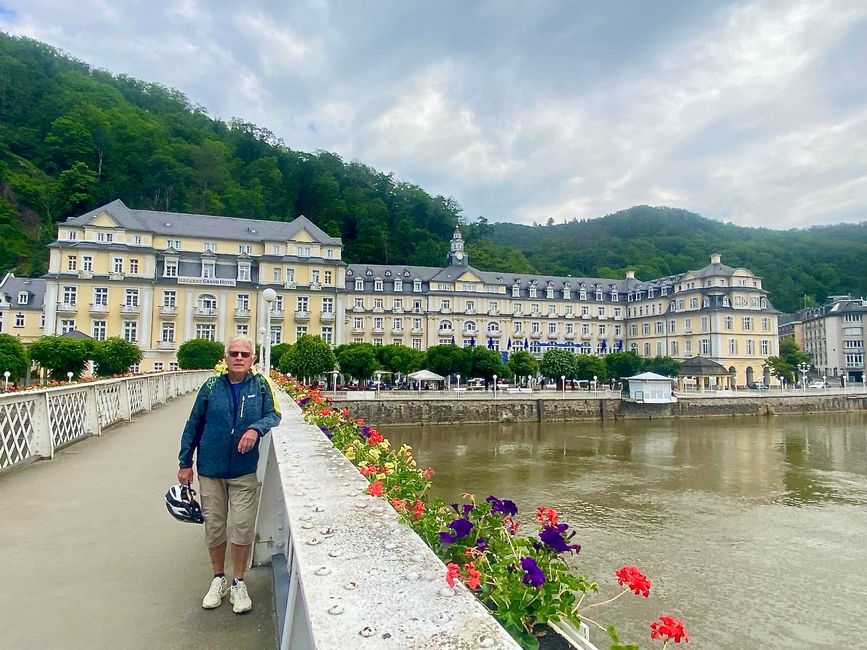 Karl on a trip to Bad Ems with his Christl and in the background the legendary Häckers, an absolutely luxury hotel.