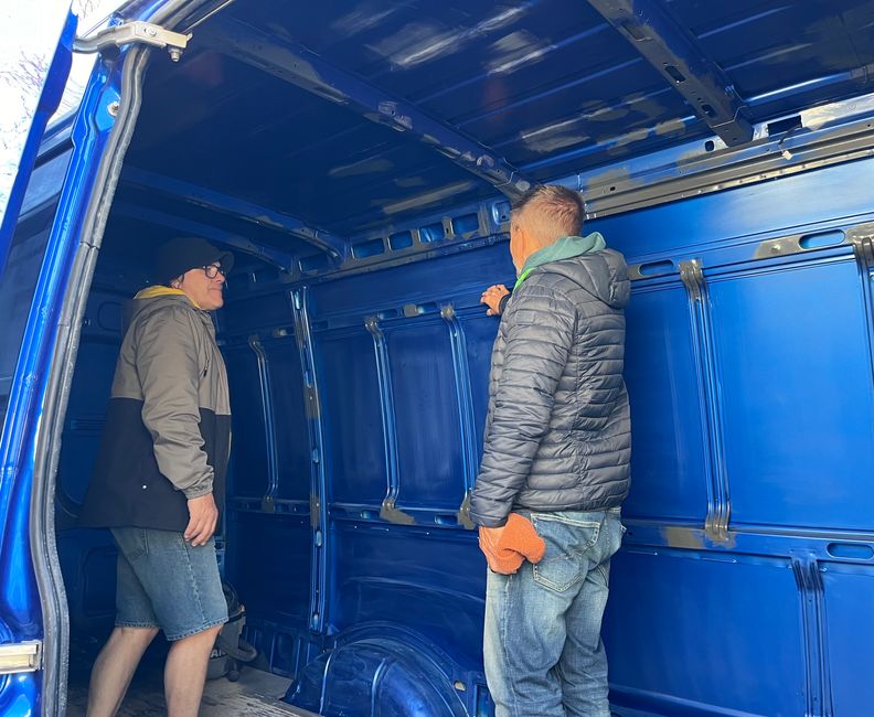 Im Gegenzug gibt es Ausbautipps für den Iveco Daily - dieses blau-metallic hätte uns auch sehr gefallen