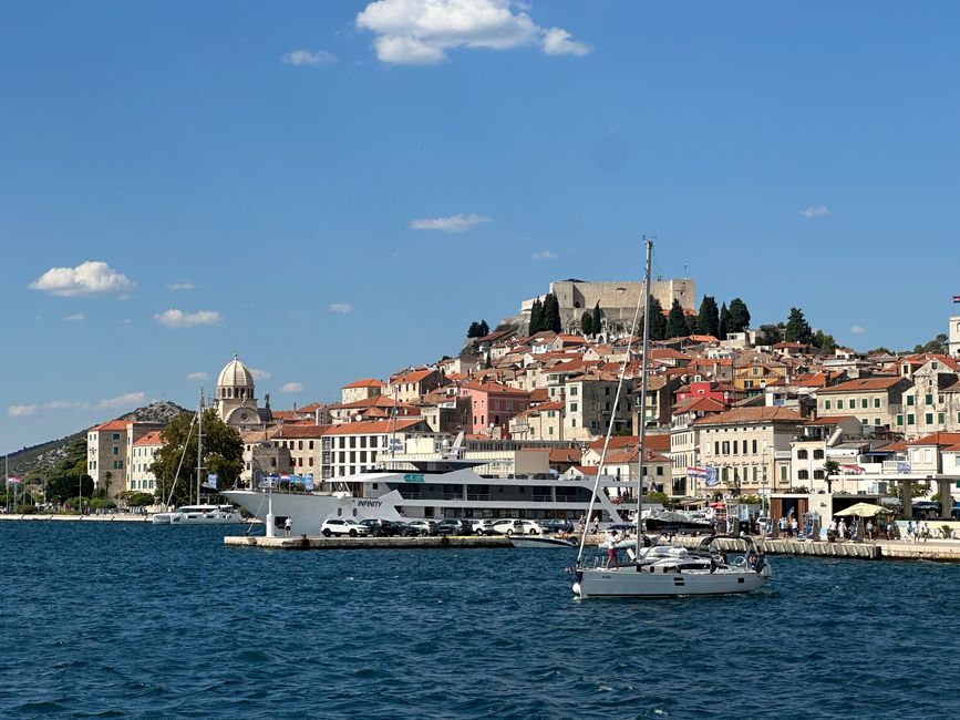 Mit der Fähre gehts von Sibenik auf “The island”