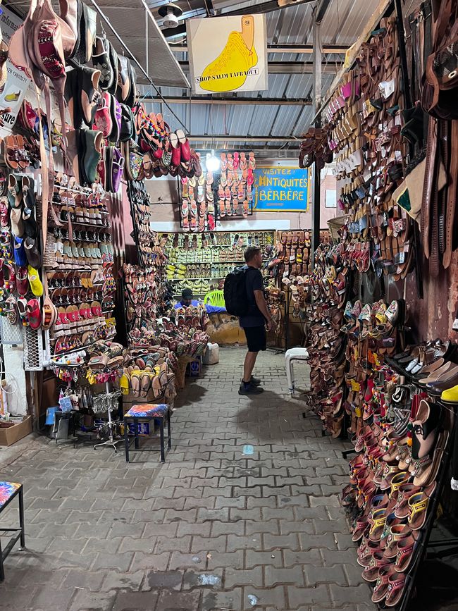 Tafraoute ist für seine Berberschuhe bekannt - die Anzahl der Schuhgeschäfte geht ins Unendliche