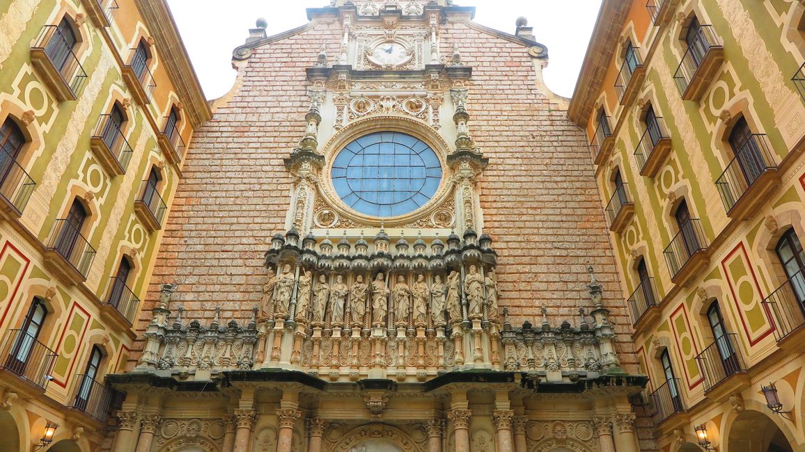 Der Haupteingang der Basilika ist mit Figuren der Apostel und die Geschichte des Klosters gestaltet.