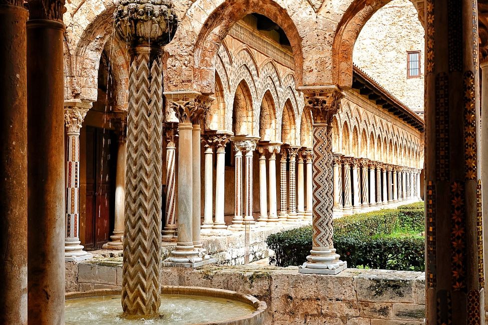 Monreal, Kreuzgang mit arabisch eingestellten Säulen, byzantinisch eingelegten Intarsien in Form von Goldgrundmosaiken