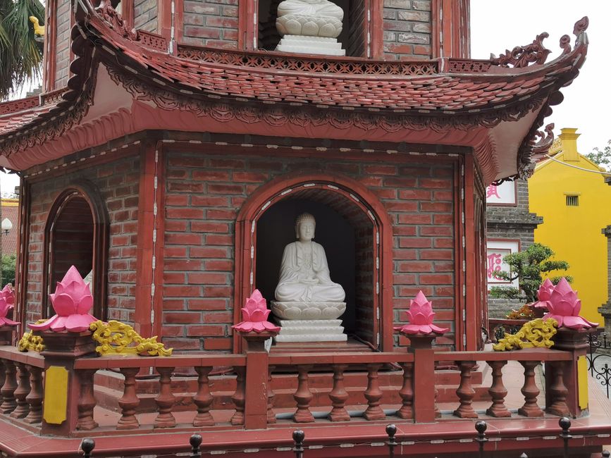 ... detaillierte Buddha-Figuren auf allen Ebenen ...