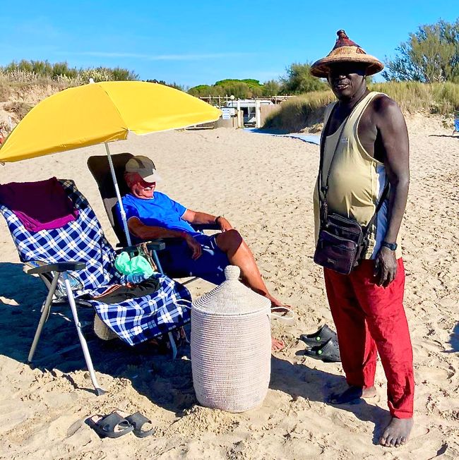 Ein Händler am Strand hat Angelika einen Wäschekorb verkauft. Für was sie den wohl braucht?