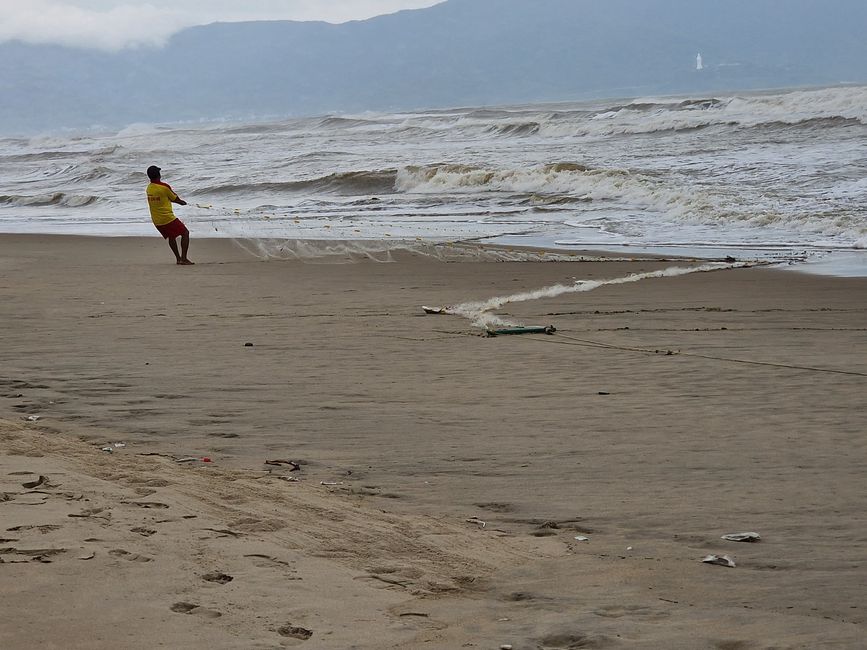 Vorüber die Flut.
Wer sah es wohl, du selig Land, 
wie dich die Welle überwand.