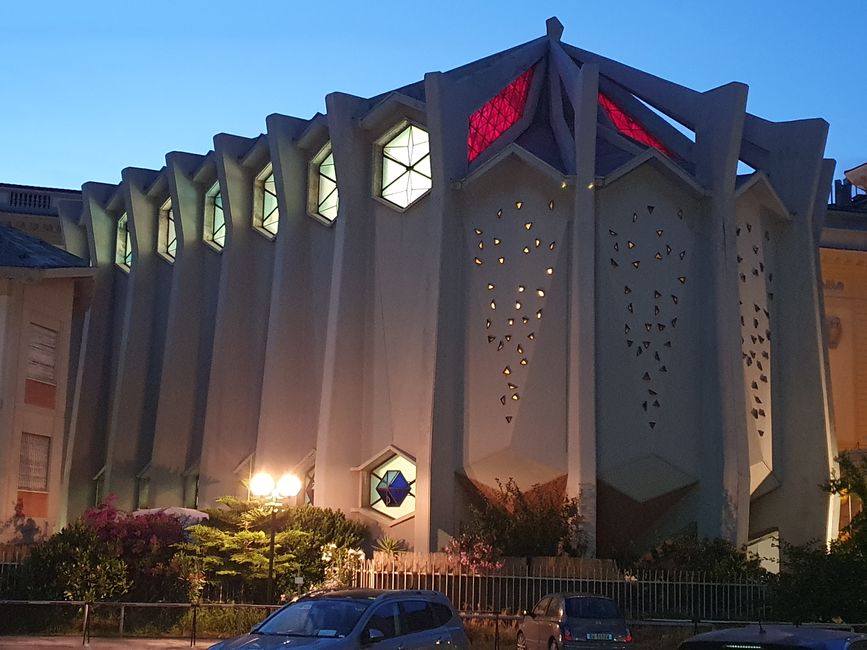 Église étrange voire effrayante