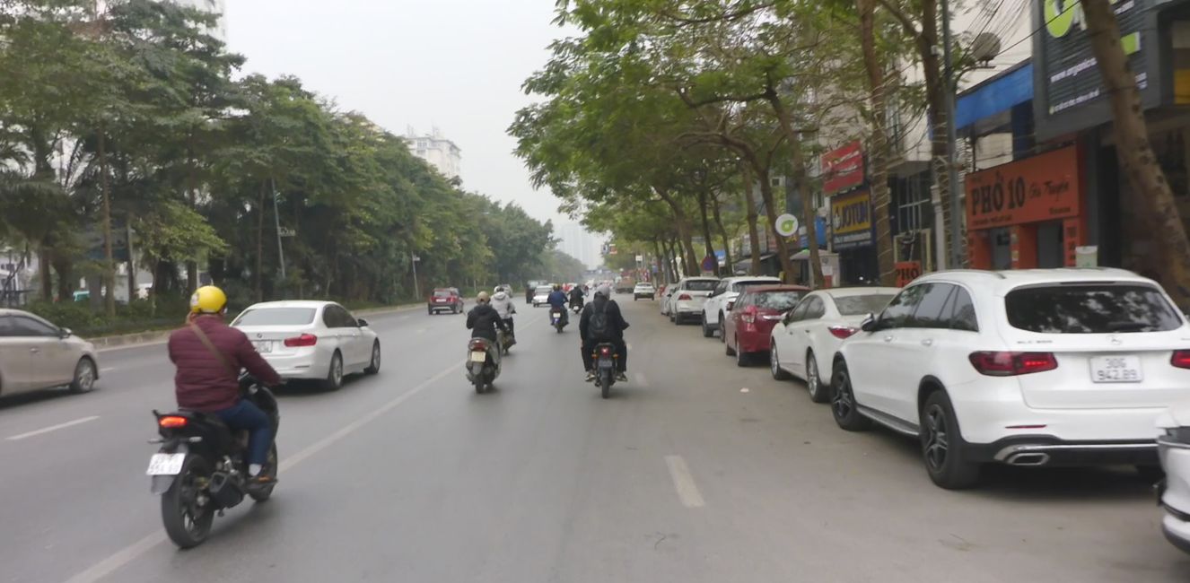 Sur la route à six voies pour sortir de la ville