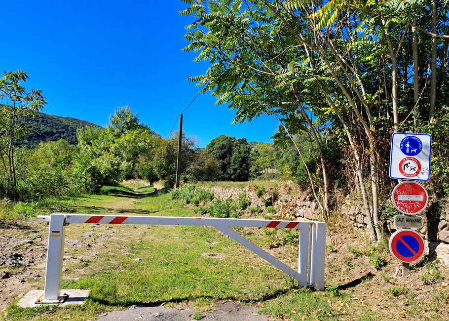 Kein Durchkommen mehr zum beschaulichen Platz am Fluss
