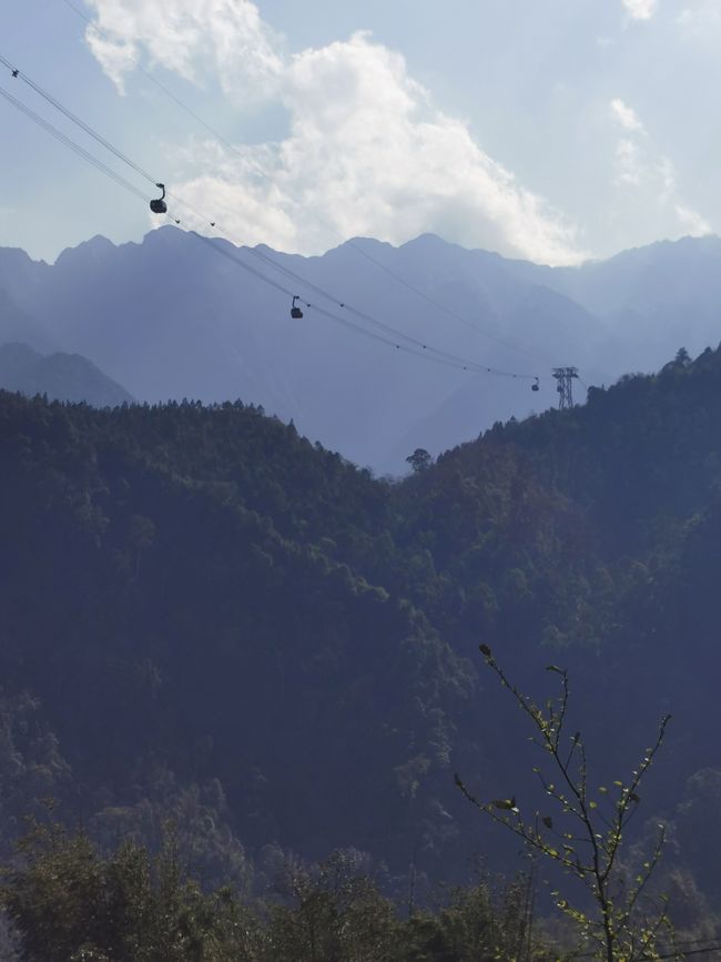 ... die Lifte zum Fansipan ...