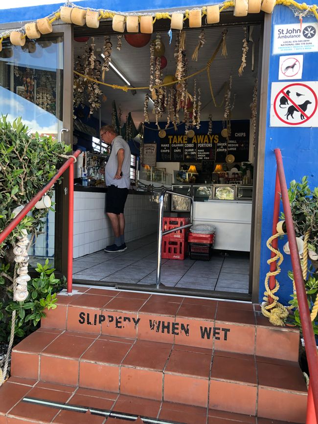 Jörg beim bestellen der Calamari/Fish/Chips Combo
