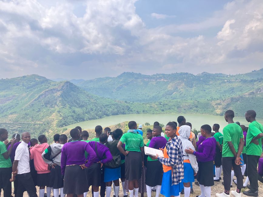 Schimpansen im Kalinzu Forest und Twin Lakes