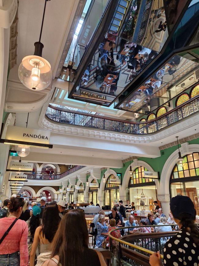 Innenraum des QVB Shopping Centers