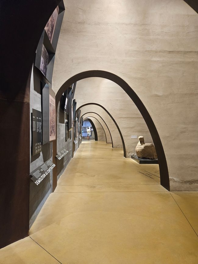 Ausstellung unter dem Siegesdenkmal 