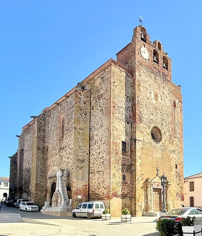 In the afternoons, the streets in the villages of Spain appear deserted.