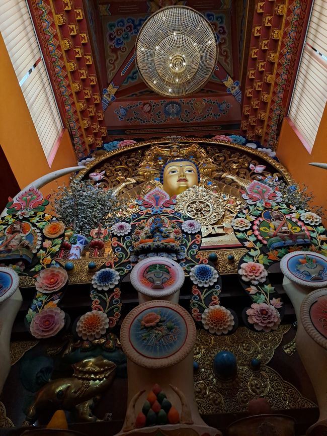 Die große goldene Buddhafigur von unten.