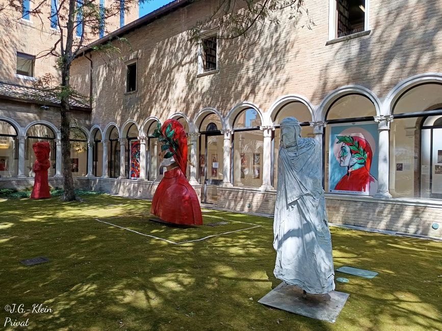 Claustro de la Biblioteca Classense con esculturas de Dante