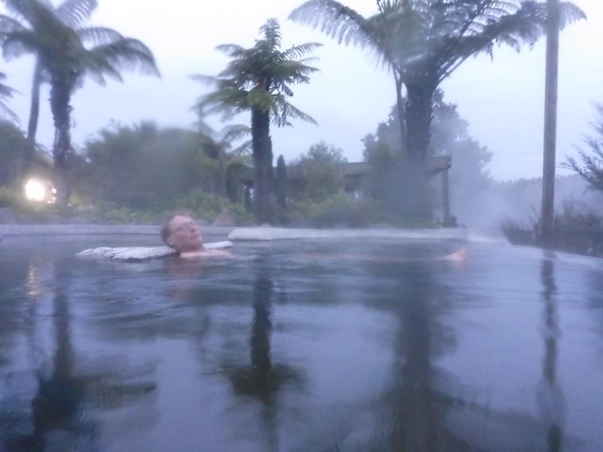Um 7h im warmen Pool