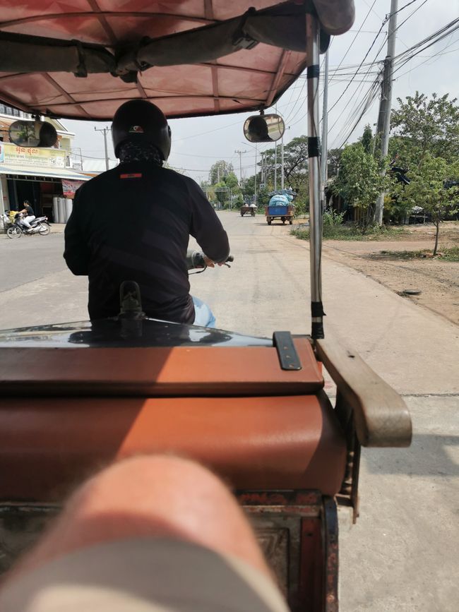 ... dann aber los mit Tuk-Tuk zur Phnom-Chhngok-Höhle ...