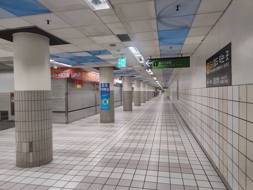 Túnel peatonal de kilómetros entre la carretera principal y el metro 
