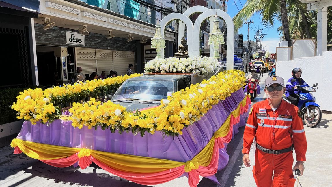 Traditioneller Songkran-Umzug