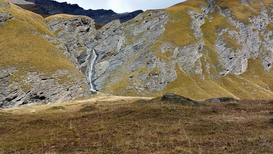 imposante Wasserfälle entlang des Weges