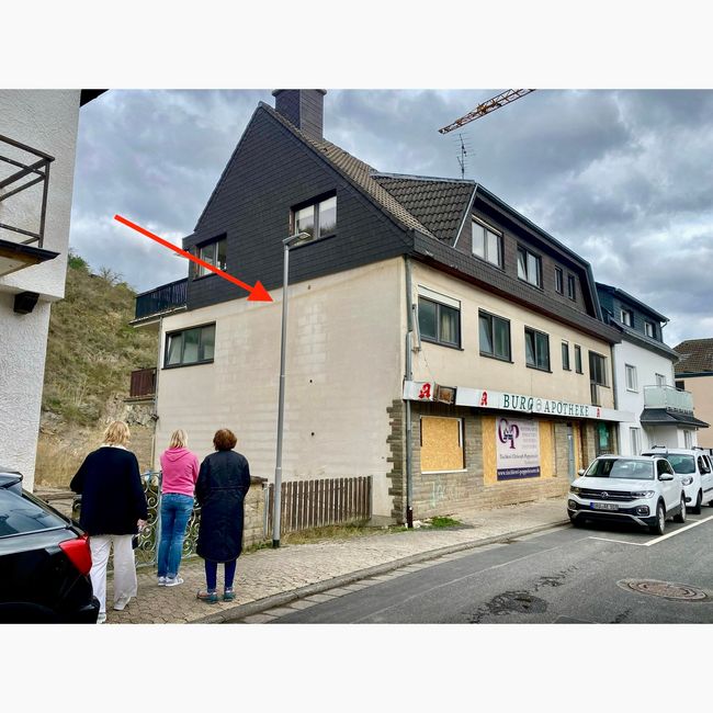 Inge´s alte Apotheke im Ahrtal - bis zum braunen Strich stand die Ahr bei der Flutkatastrophe im Juli 2021