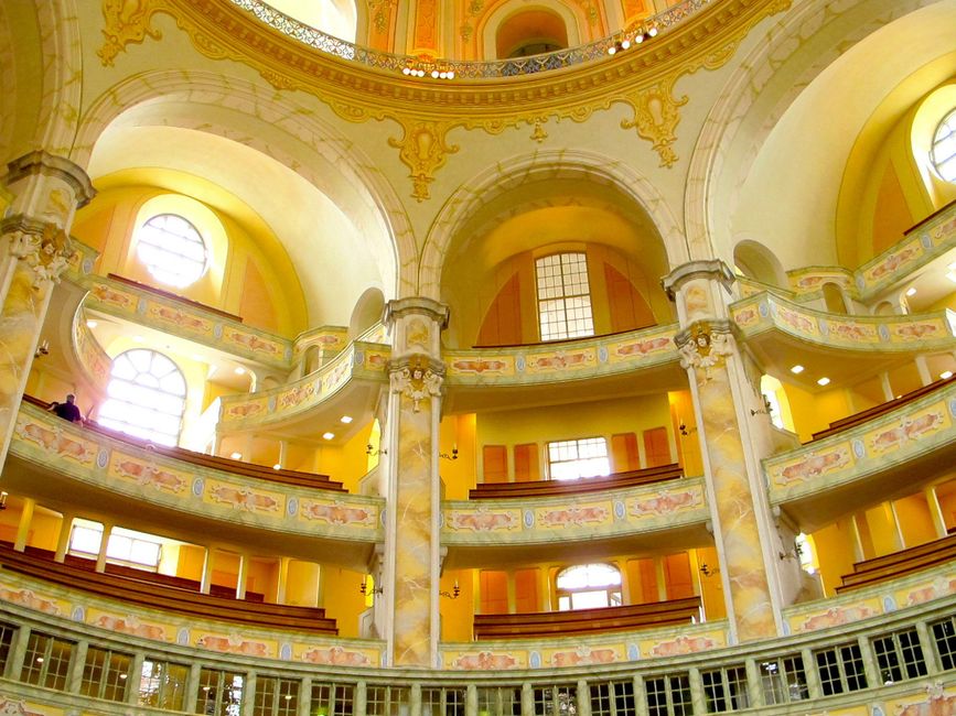 Barockstil, der Innenraum mutet wie eine Theaterloge an.