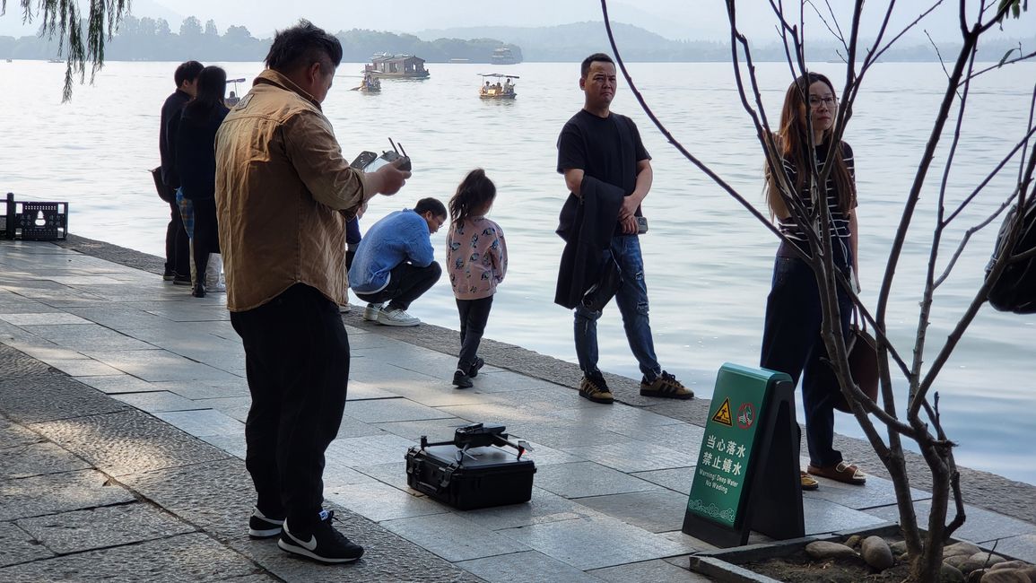 Piloto de dron en el Lago Oeste