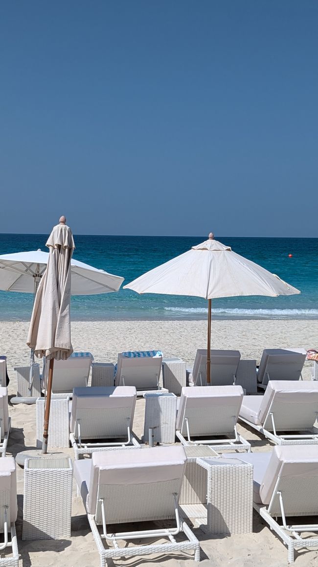 Tag 6 (2024) Drei Kirchen, Saadiyat Beach Club & Global Village