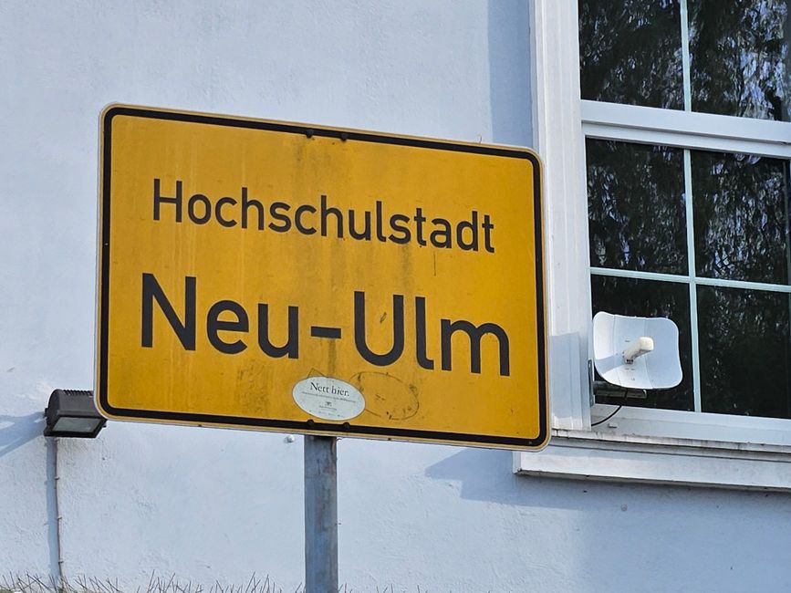 An der Brücke: Ortseingangschild nach Neu-Ulm
