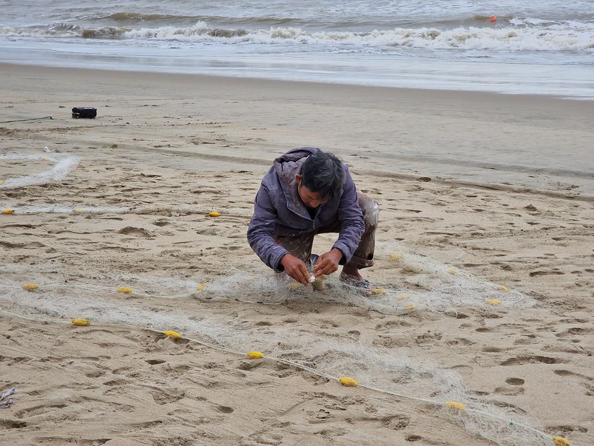 Vorüber die Flut.
Wer sah es wohl, du selig Land, 
wie dich die Welle überwand.
