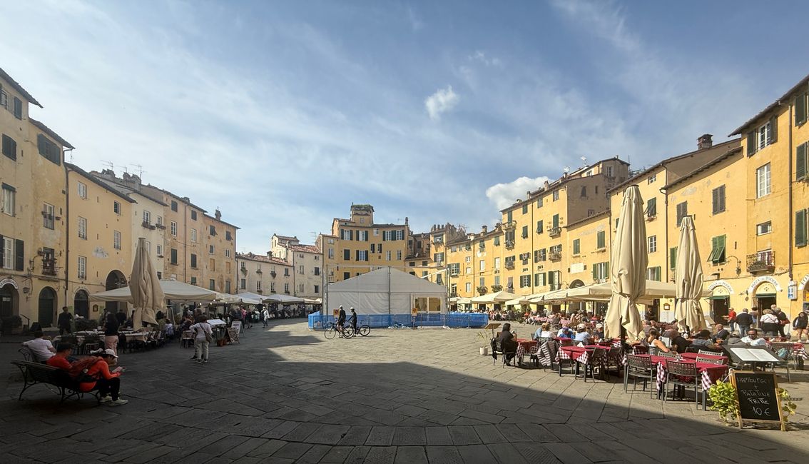 Il centro del centro di Lucca, Piazza Anfiteatro, un ex anfiteatro romano, circondato da case cittadine, dove si trovano innumerevoli ristoranti e pub.