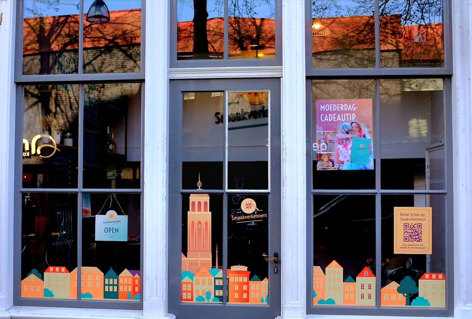 Une petite ville colorée et vivante
