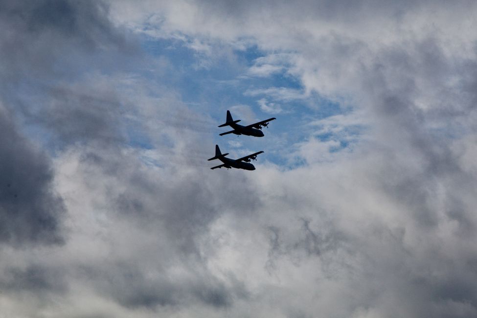 Flugzeuge und Fallschirmspringer